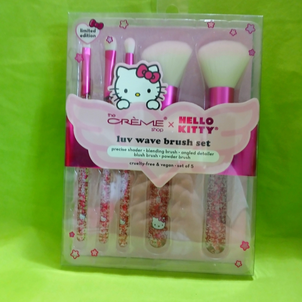 The Creme Shop X Hello Kitty Luv Wave Brush Set